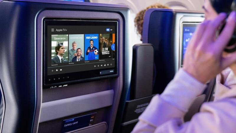 Контент Apple TV на рейсах United. Фото: UNITED