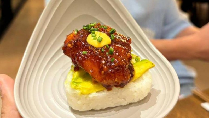 Треугольник риса, авокадо и жареная курица с корейским соусом. Фото: Матан Хецрони