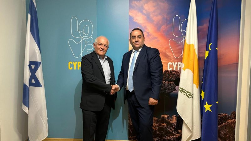 Израиль и Кипр с историческим соглашением. Справа: Комис и Каца