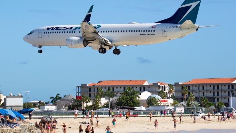 Фото из архива: Skycolors / Shutterstock / WestJet низко над пляжем Maho