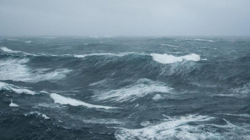 Шторм в открытом море. Фото: shutterstock
