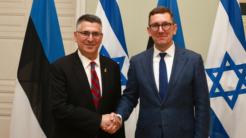 Министр иностранных дел Гидеон Саар с премьер-министром Эстонии Кристеном Михелем. Фото: Шелев Мен