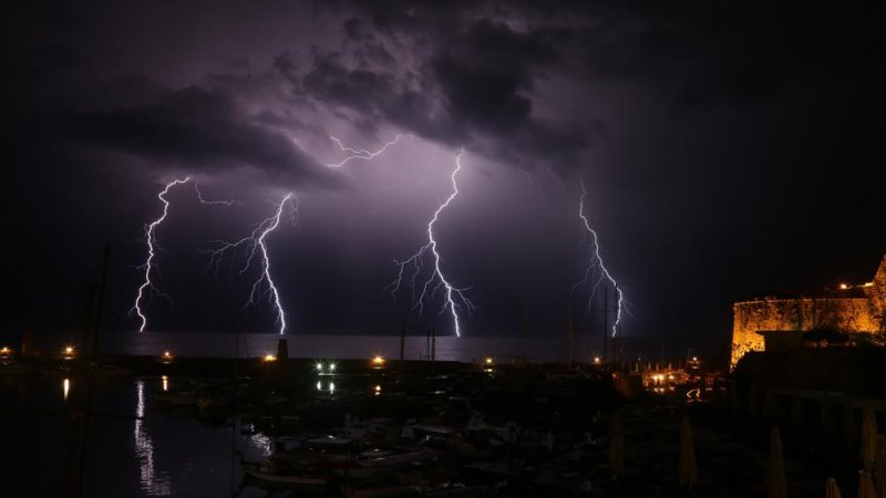 Молнии на Кипре. Фото: Shutterstock