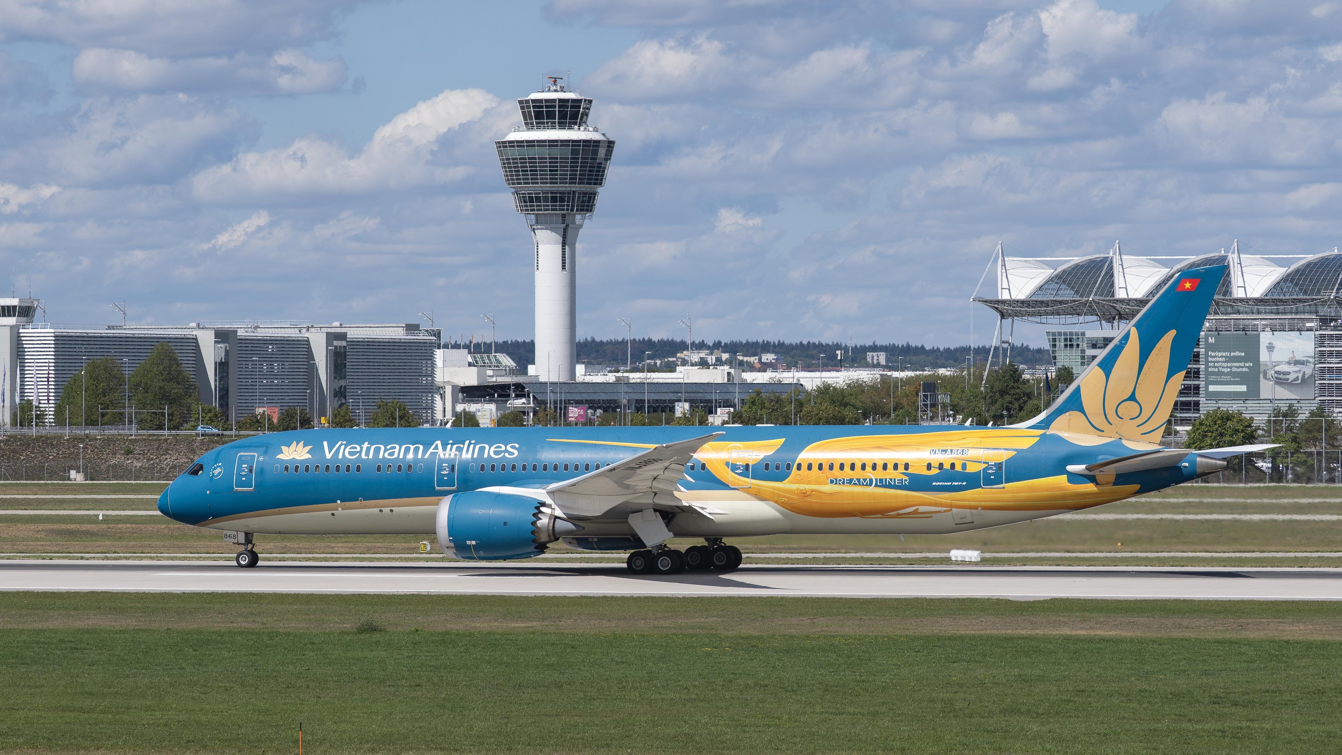מטוס בואינג 787-9 של Vietnam Airlines בשדה התעופה במינכן. צילום: kamilpetran / Shutterstock.com