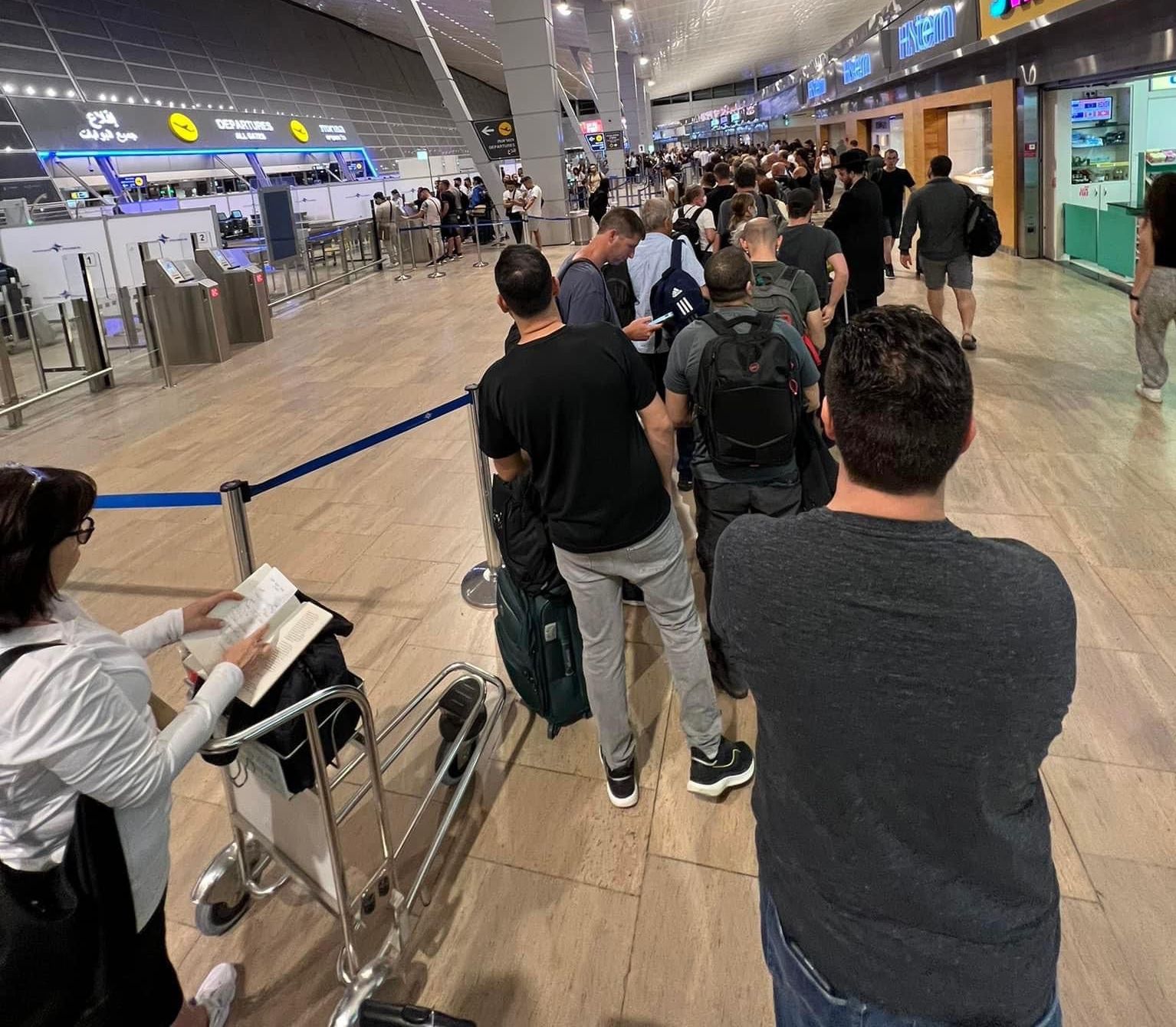 תורי ענק בנתב״ג. צילום: מערכת