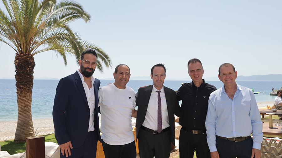 מימין לשמאל: אורי סירקיס מנכ"ל ישראייר, מוטי חזן יו"ר ישראייר, ליאון אביגד מייסד ובעלים של קבוצת מלונות בראון, רמי לוי בעלים של ישראייר ושיווק