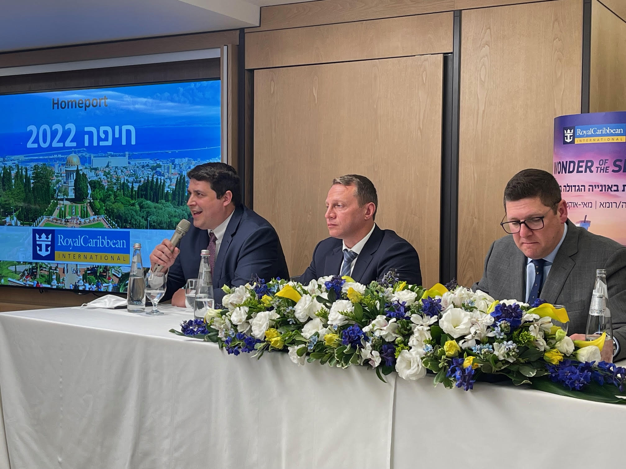 בכירי רויאל קריביאן היום עם שר התיירות. צילום: פספורטניוז