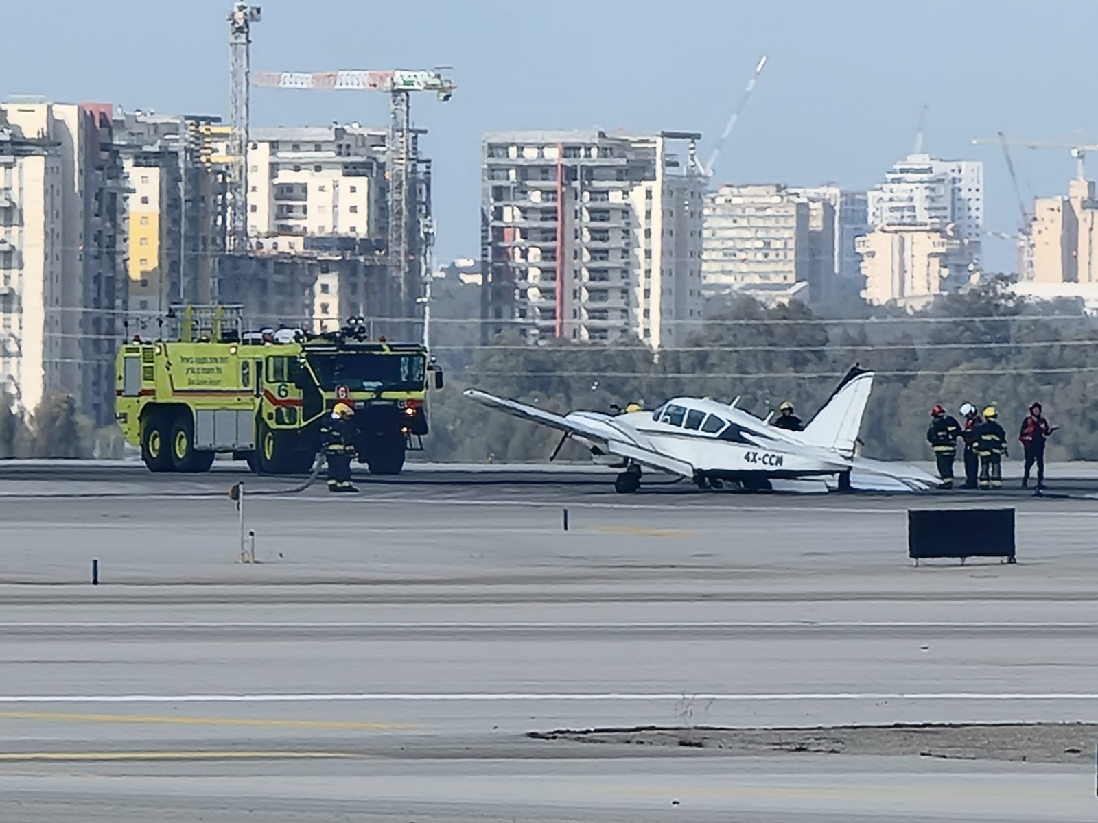 נחית החירום בנתב"ג - מטוס קל נחת בשלום ללא גלגל ימין