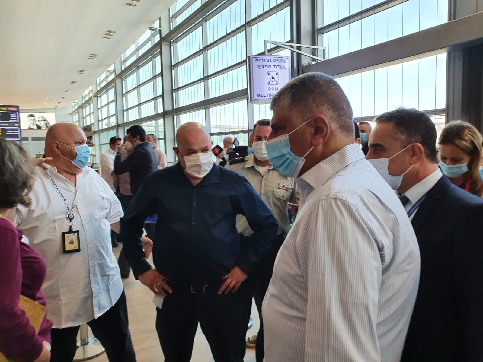 פרופ' איתמר גרוטו (במרכז) בנתב"ג. צילום: ספיר פרץ זילברמן