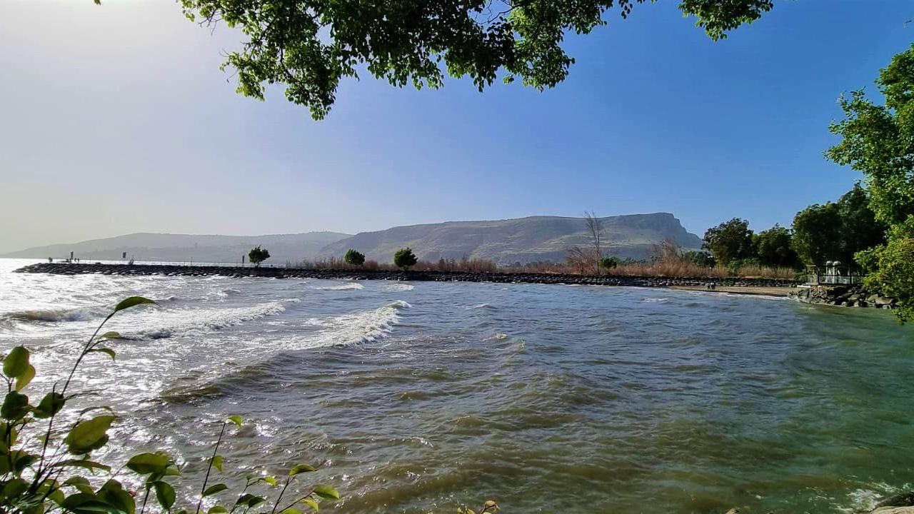 הכנרת על רקע הארבל. צילום: ספיר פרץ זילברמן