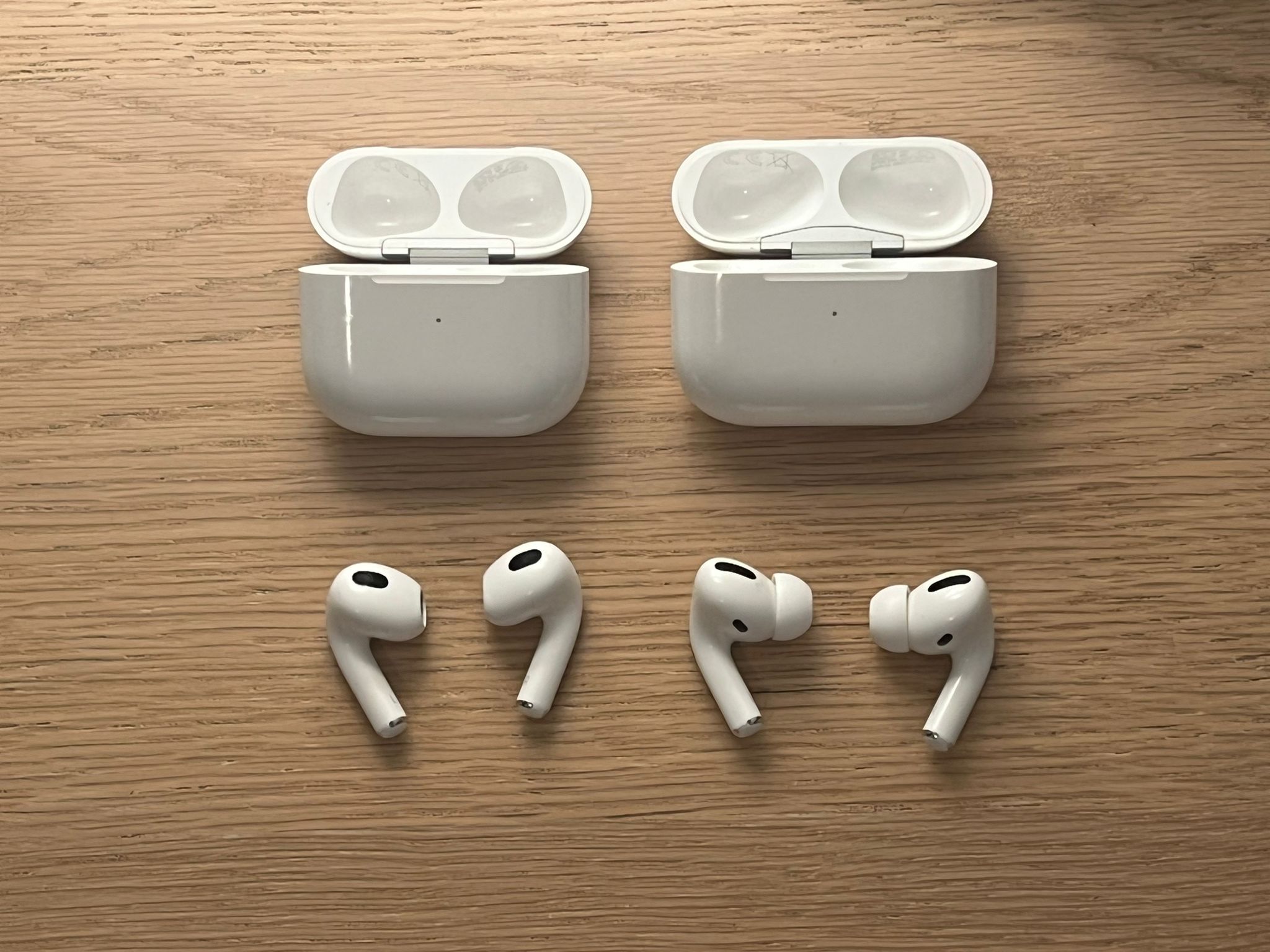 מימין לשמאל: ה-AirPods Pro וה-AirPods 3. צילום: מייקי לוי