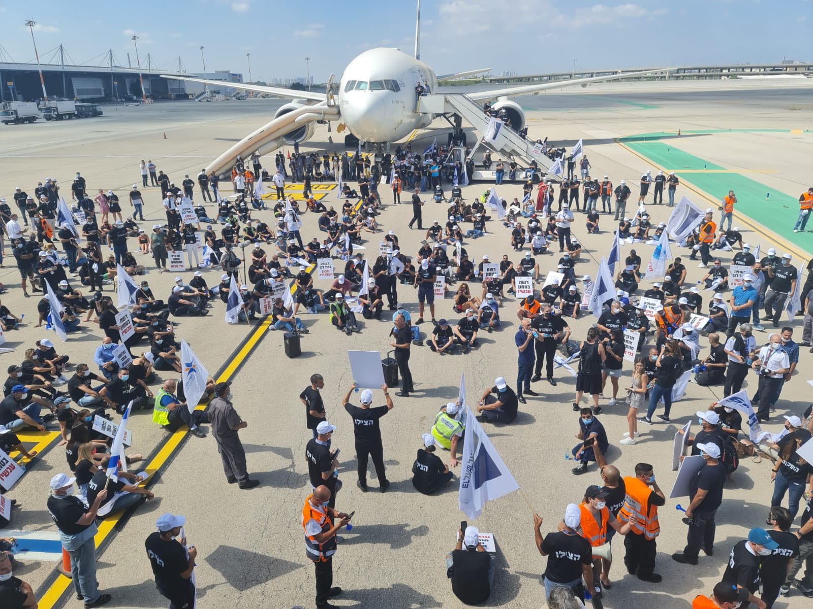 הפגנת עובדי אל על בנתב״ג במחאה על פיטורי מאות עובדים נוספים.  צילום: ועד עובדי אל על