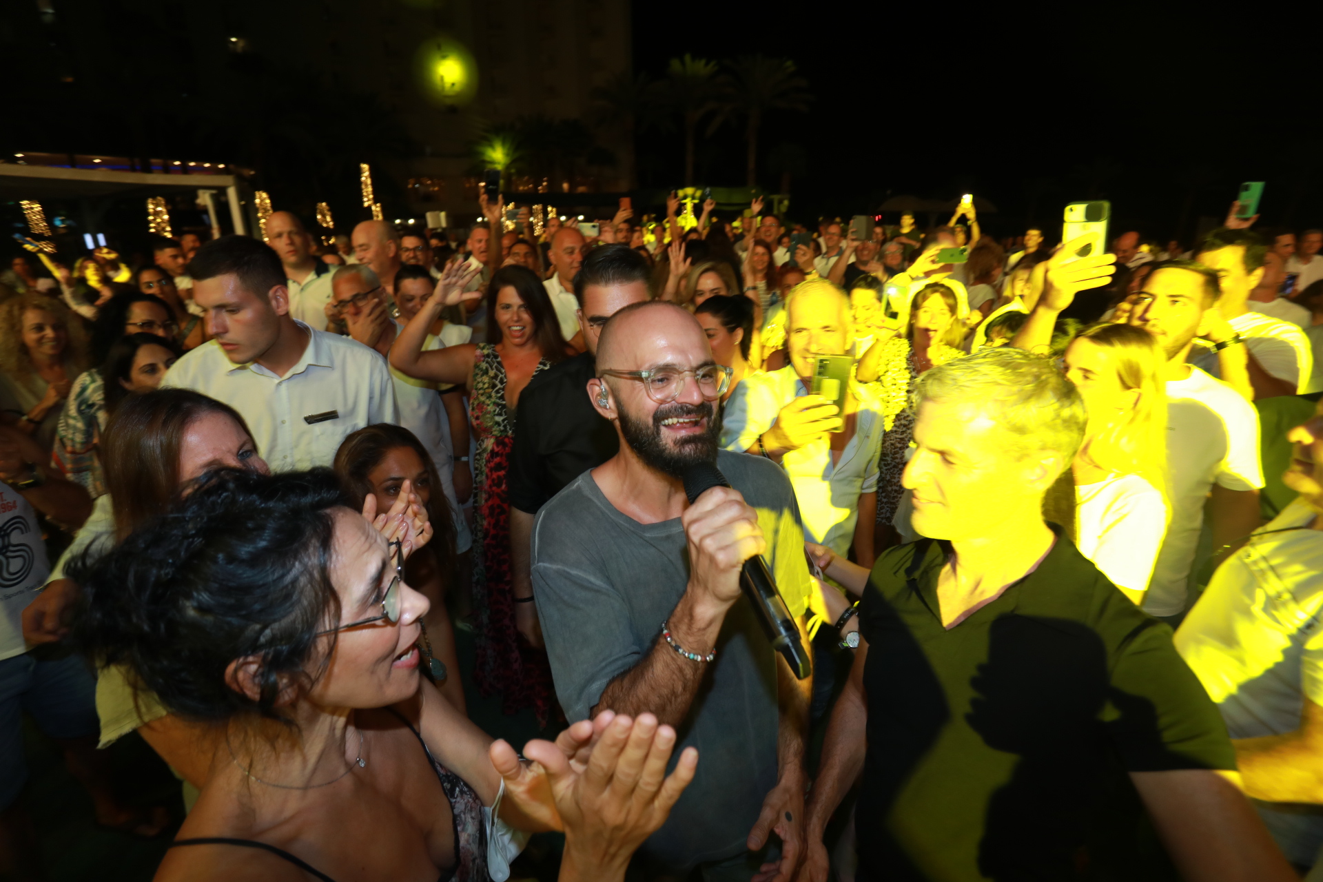 אברהם טל עם הקהל בפסטיבל של פתאל. צילום: יח"צ: עזרא לוי