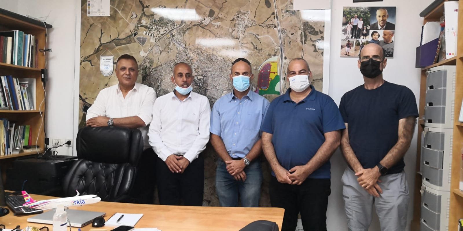״יוצאים להתחסן בנגב״. הבוקר בלשכת ראש עיריית רהט. צילום: גדעון מנדלסון  