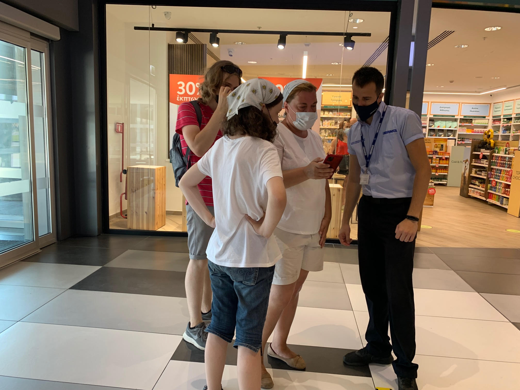 נדרשים להציג תעודת חיסון בכניסה לקניון בפאפוס. צילום: פספורטניוז