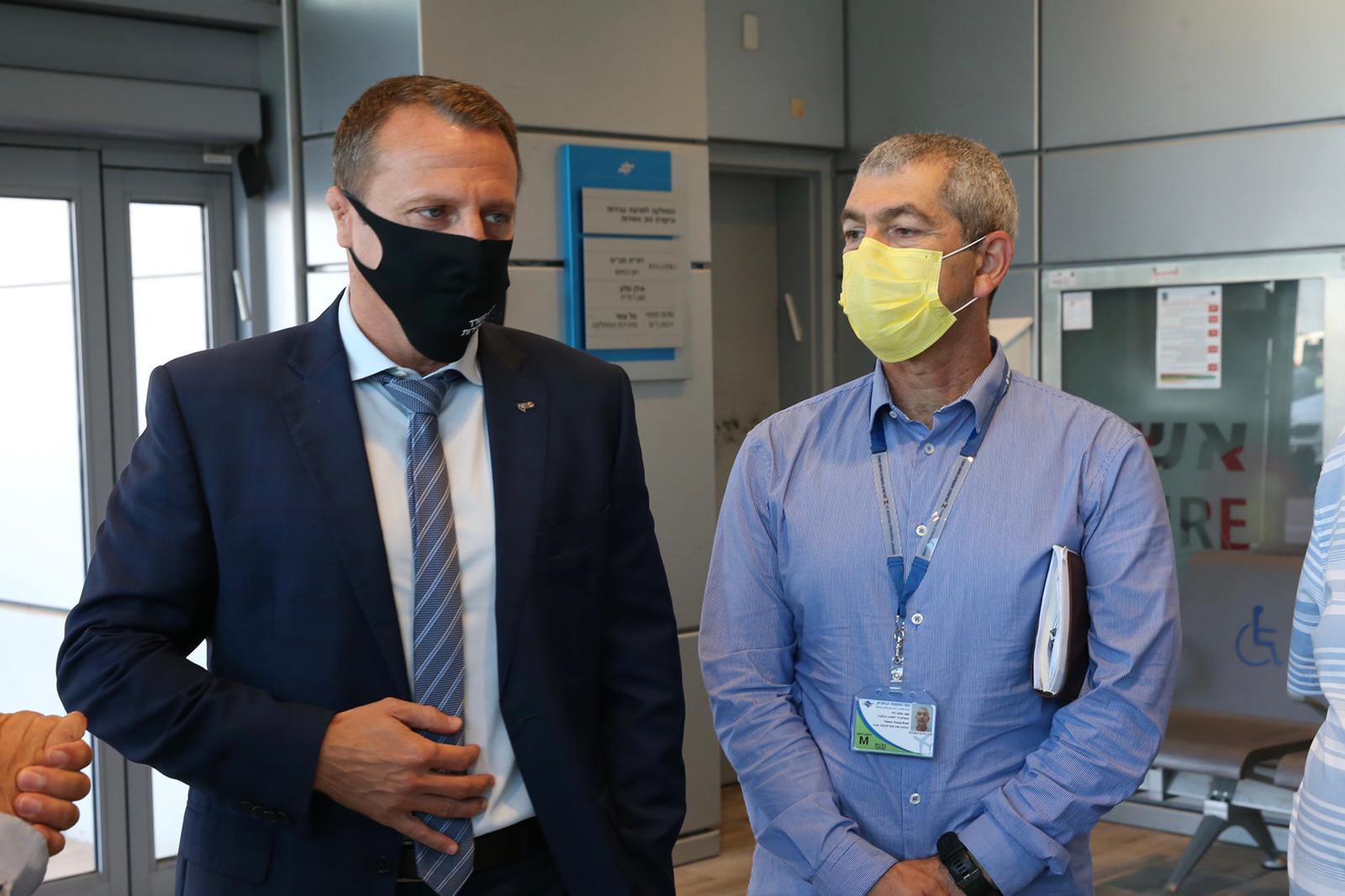 האלוף רוני נומה, בפרוייקטור בנתב"ג  ושר התיירות, יואל רזבוזוב. צילום: דוברות רש"ת