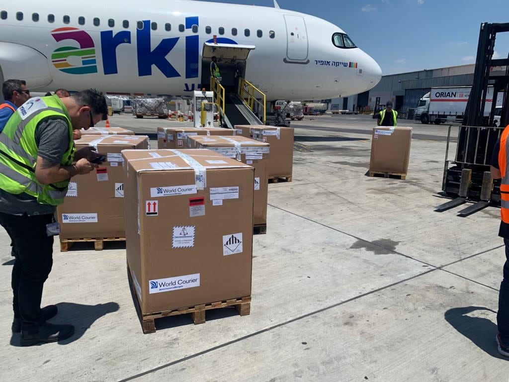 מעמיסים את המטוס הבוקר בדרך לדרום קוריאה. צילום: ארקיע 