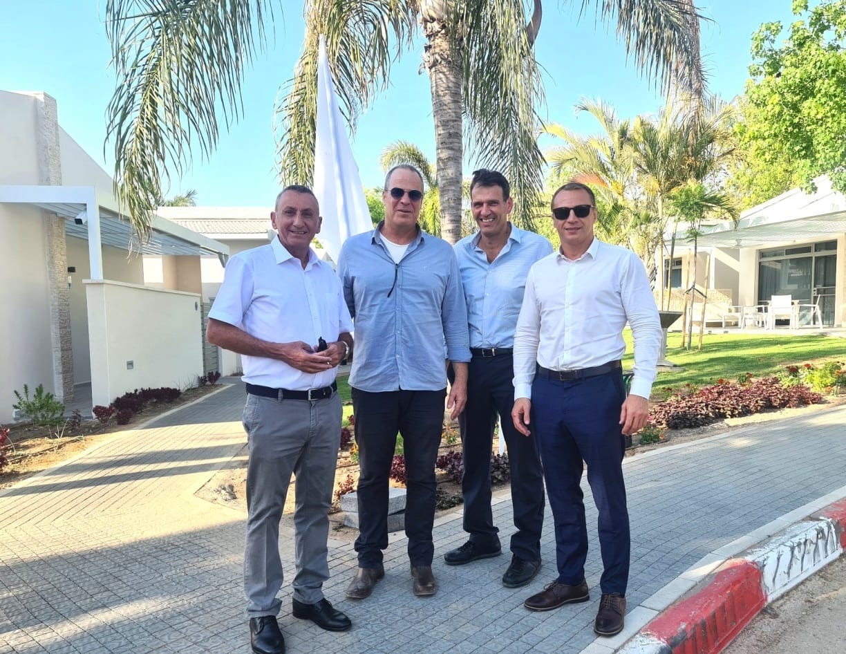 טקס חנוכת סוויטות הים החדשות בכפר הנופש עין גב - חיים סתתיהו מנכ"ל תיירות עין גב, שר התיירות יואל רזבוזוב, ראש מועצה אזורית עמק הירדן עידן גרי?