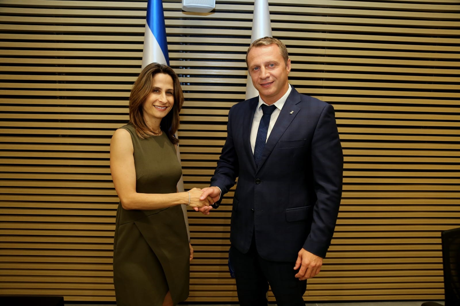 שר התיירות הנכנס, יואל רזבוזוב, עם שרת התיירות היוצאת, אורית פרקש הכהן, בטקס חילופי השרים.
צילום: בנוביץ' תקשורת, משה חרמון