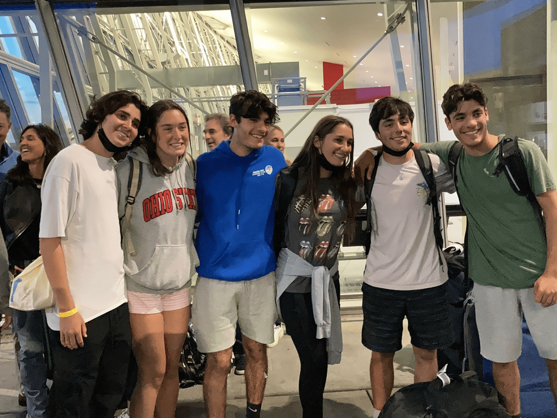 בני נוער בטיסת חילוץ של אל על מישראל לארה"ב בימי מבצע "שומר החומות". צילום: אל על