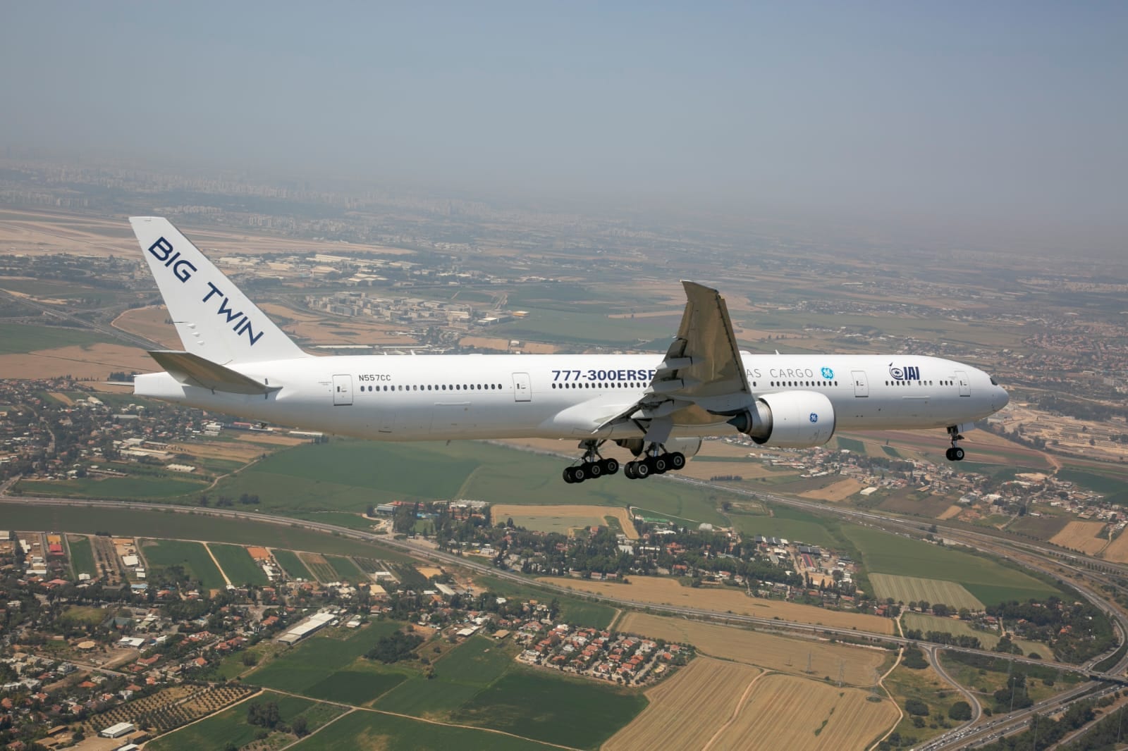 מטוס האבטיפוס ER777-300 במטס יום העצמאות. צילום: התעשייה האווירית