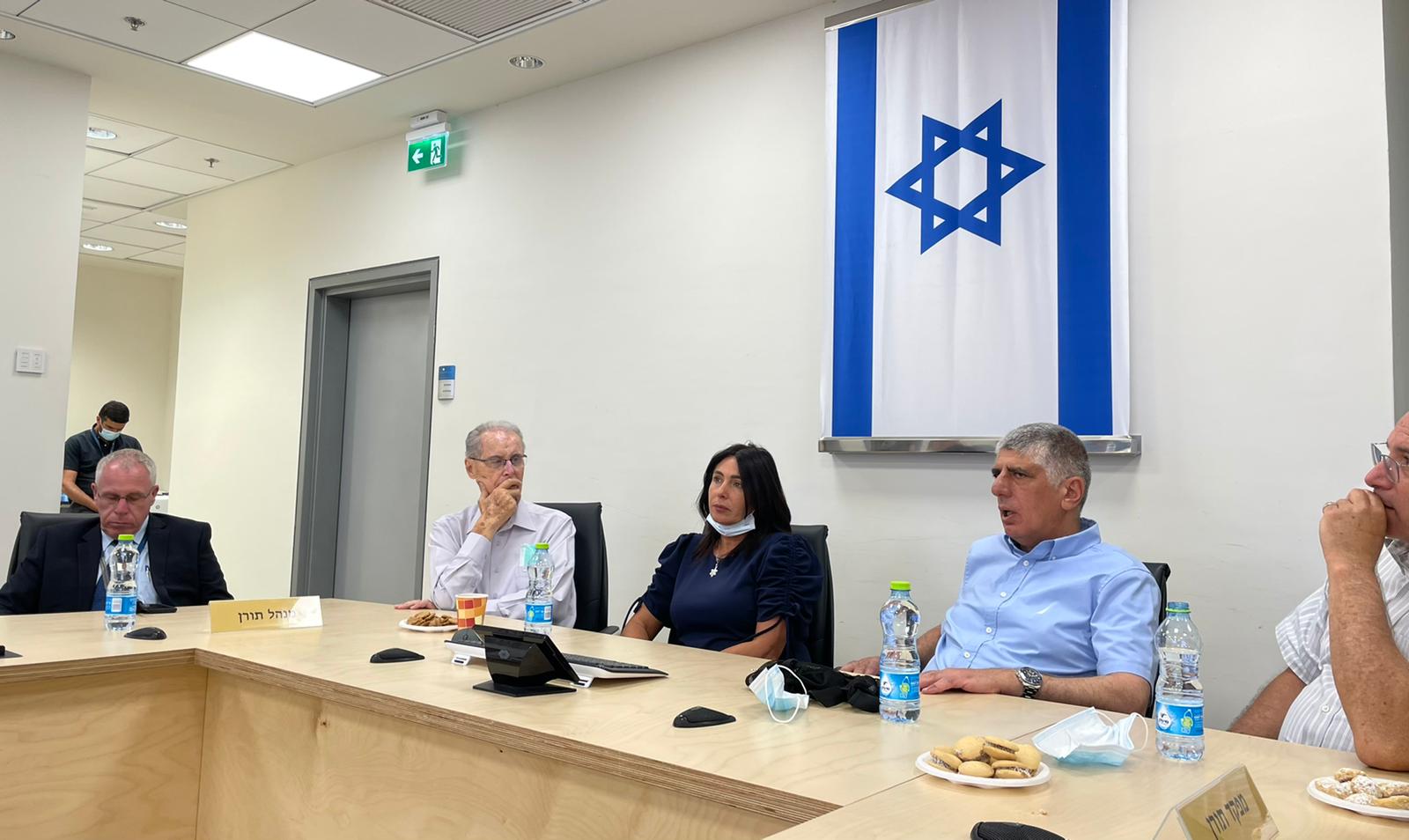 ישיבת הערכת מצב עם שרת התחבורה וגורמי רש״ת באשר להמשך ניהול הפעילות בנמלי התעופה הבינלאומיים. צילום: תקשורת שרת התחבורה