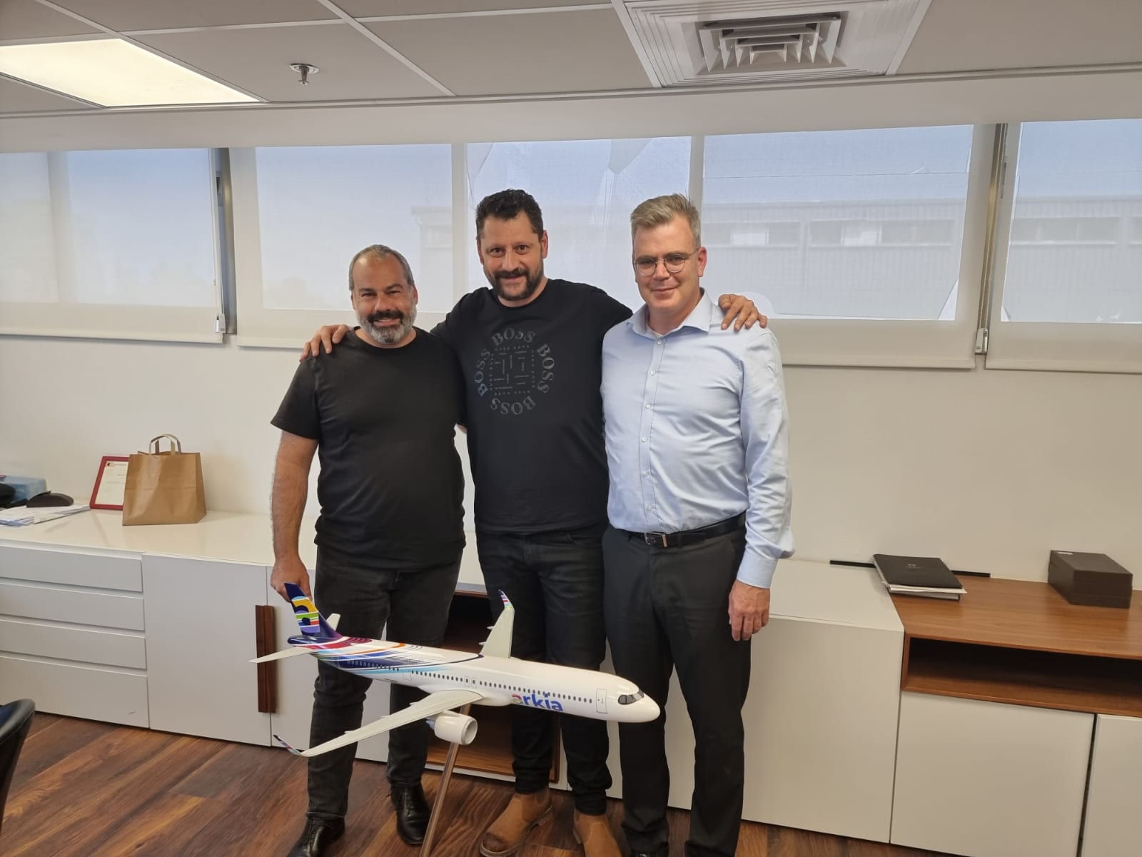 ארקיע ממשיכה בשיתוף הפעולה עם החברה הערבית. בתמונה, מימין לשמאל: עוז ברלוביץ, חנא גנטוס וגדי טפר. צילום: ארקיע