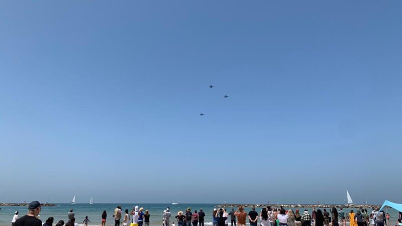 המטס הבוקר. בשמי ת"א. צילום: נטע גפני