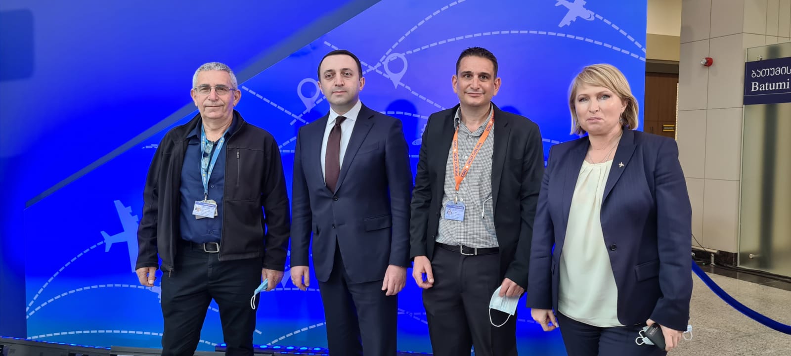 שרת הכלכלה של גיאורגיה, גיל סתיו, סמנכ"ל שיווק ומכירות ישראייר, ראש ממשלת גיאורגיה, אירקלי גריבשוולי ומשה טלמור, סמנכ"ל מבצעי קרקע שלנוגיל. צי