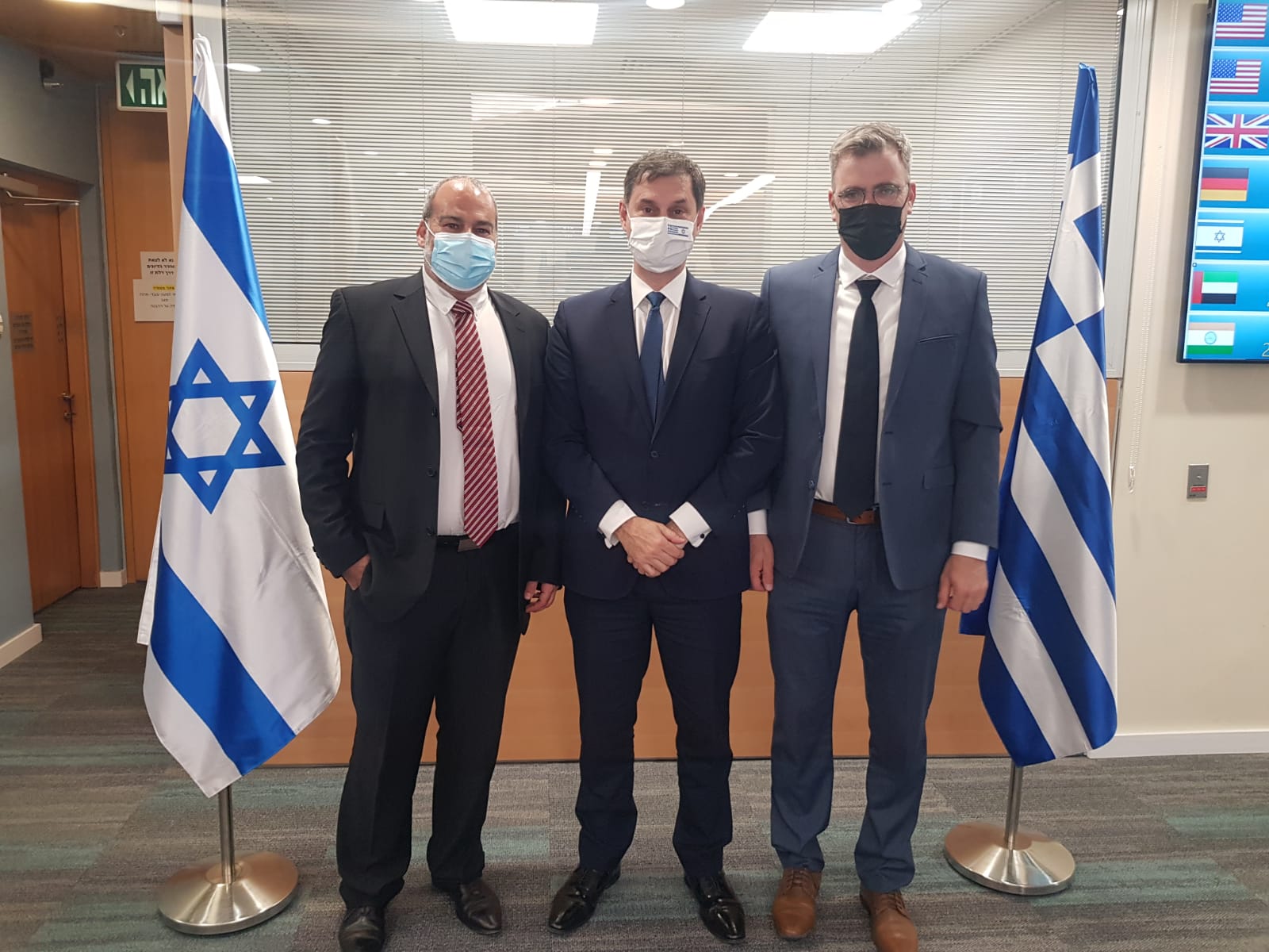 מימין לשמאל: ברלוביץ, השר היווני וטפר. צילום: דוברות ארקיע