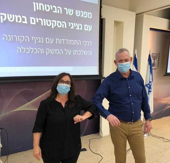 בני גנץ וטלי לאופר בדיון עם נציגי הסקטורים השונים. צילום: יחצ