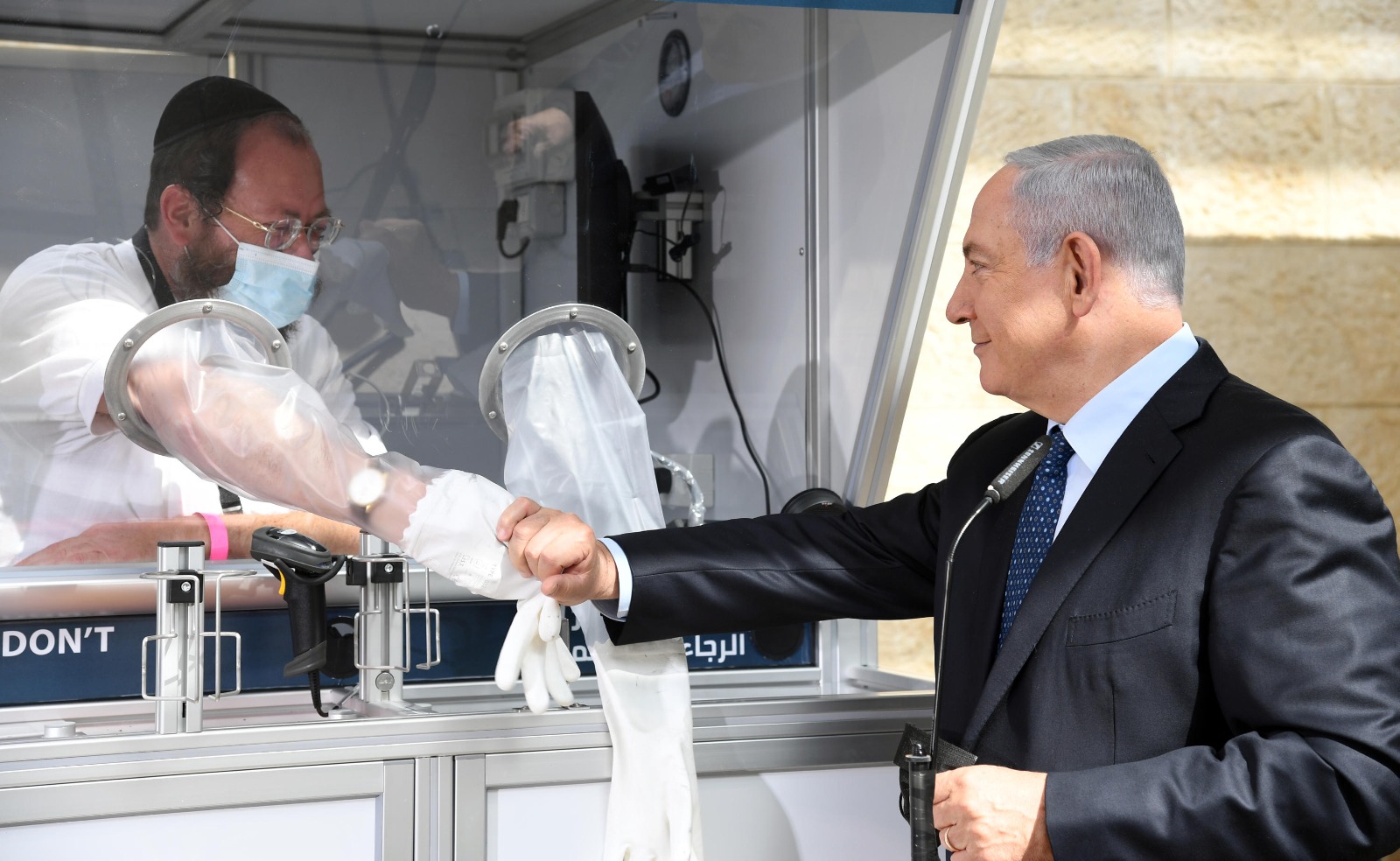 רה"מ בנימין נתניהו מבקר במעבדת קורונה בנתב"ג. צילום: חיים צח לעמ
