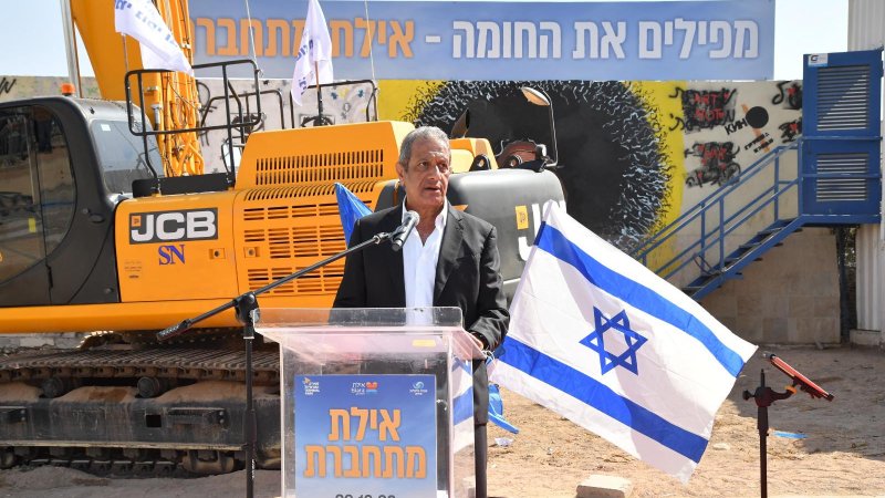 ראש העיר אילת בטקס הריסת חומת שדה התעופה הישן באילת. צילום: יוד צילומים