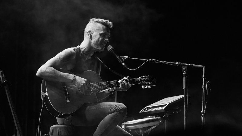 אסף אבידן בפסטיבל הג׳ז ב-Ch&acirc;teau l'Hospitalet, צילום: Soufiane Zaidi