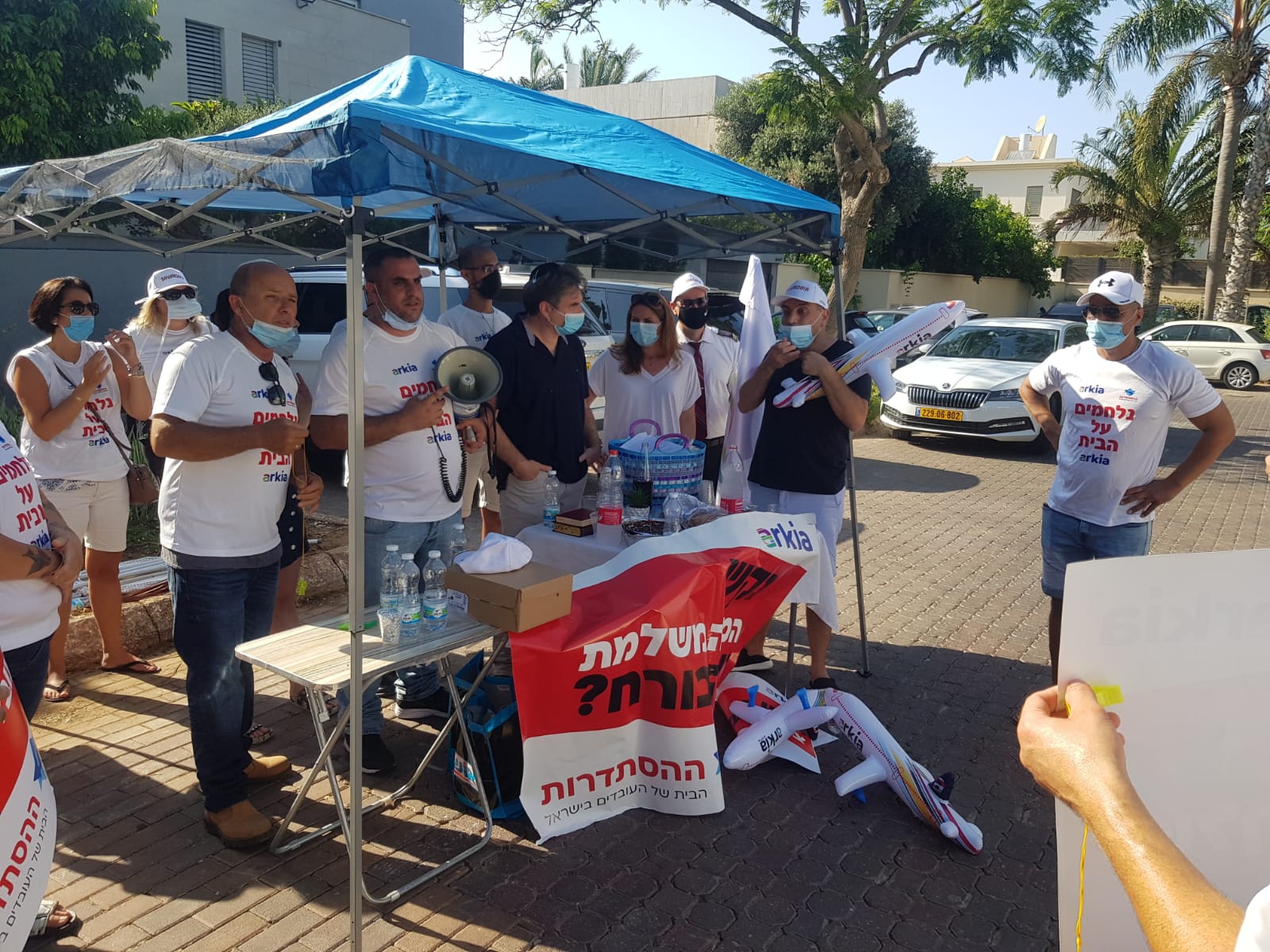 עובדי ארקיע מפגינים מול ביתו של יו"ר החברה. צילום: ועד עובדי ארקיע