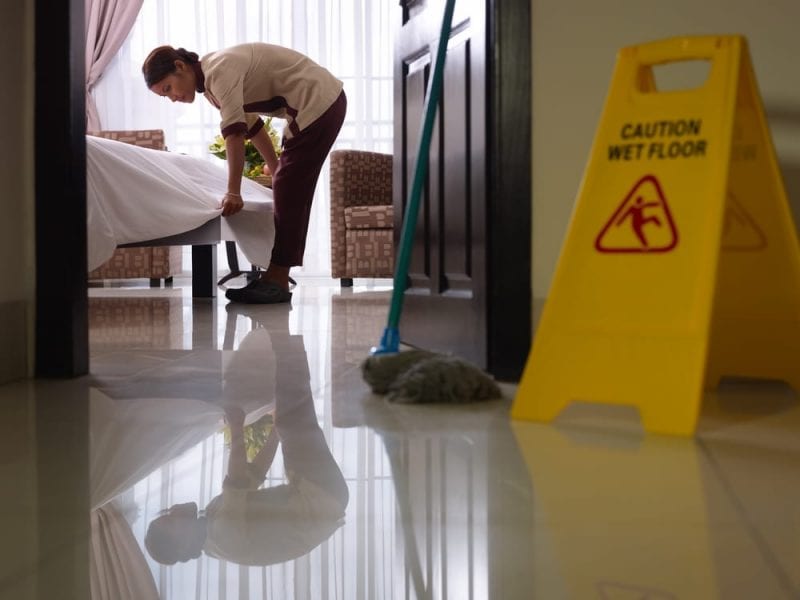 עובדים זרים במלונאות. צילום: shutterstock