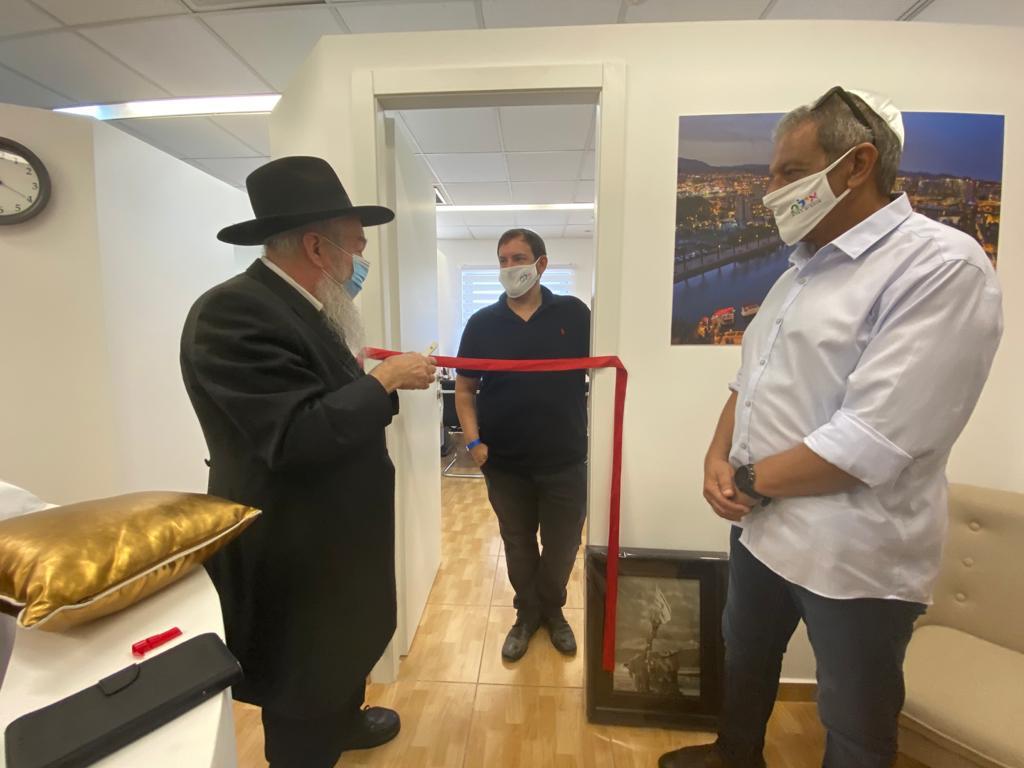 שר התיירות, אסף זמיר, חונך את לשכתו החדשה באילת. צילום: יחצ