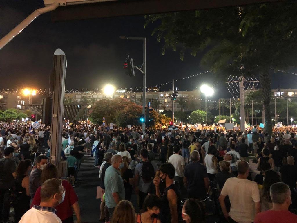 מפגינים כיכר. צילום: פספורטניוז