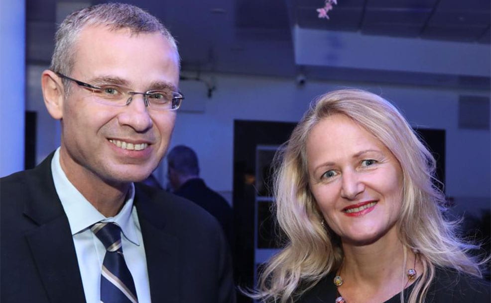 צ'ילה מזוסי עם יריב לוין, בביקור בעבר בישראל. צילום: פספורטניוז