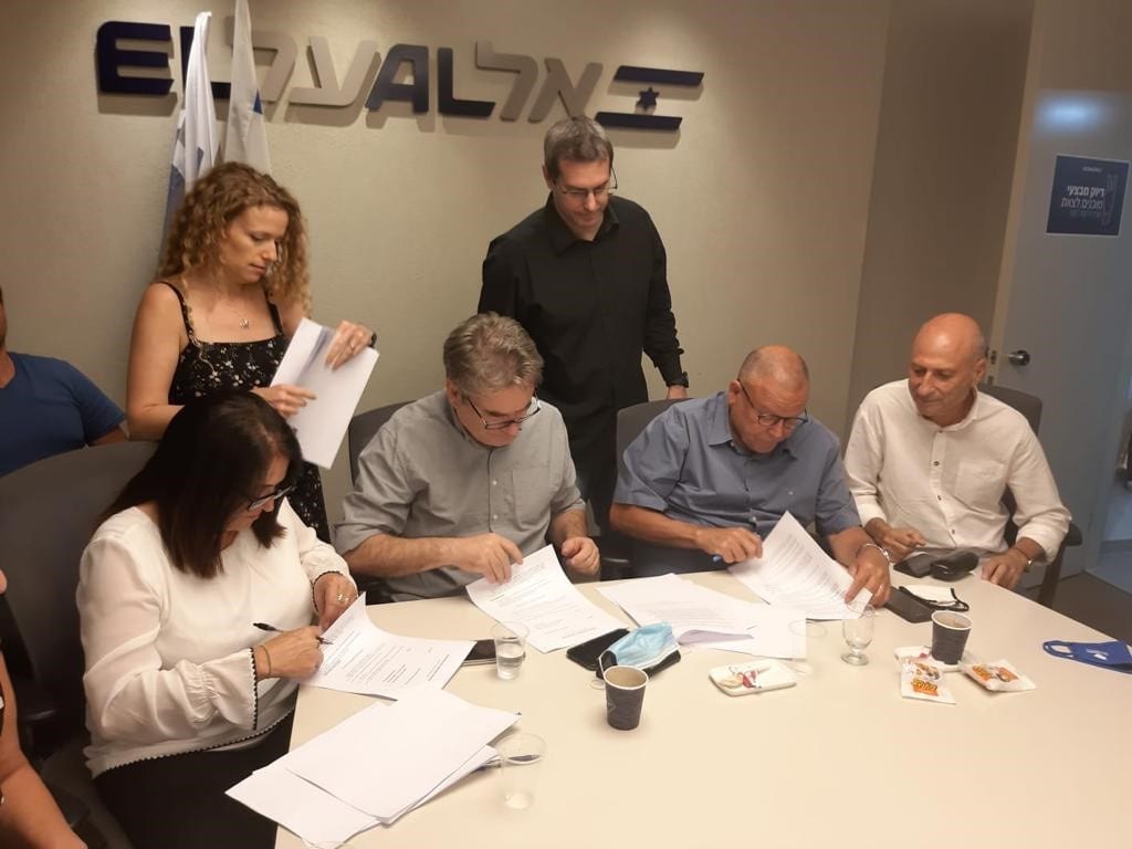 חותמים על הסכמים עם הסקטור המינהלי וסקטור תחזוקה והנדסה באל על. צילום: דוברות הסתדרות העובדים