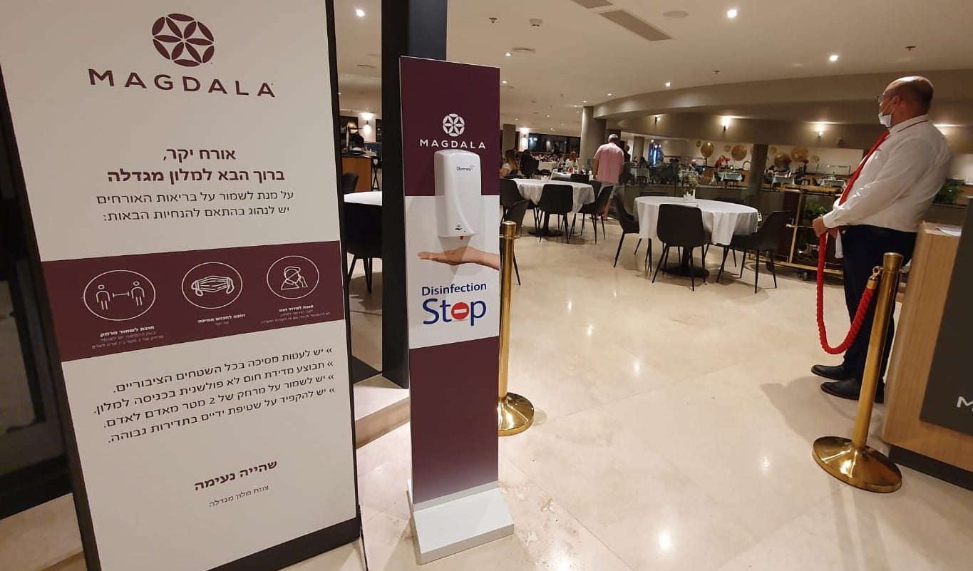 חיטוי ידיים בכניסה לחדר האוכל של מלון מגדלה. צילום: ספיר פרץ זילברמן.
אין קשר בין התמונה לנאמר בכתבה