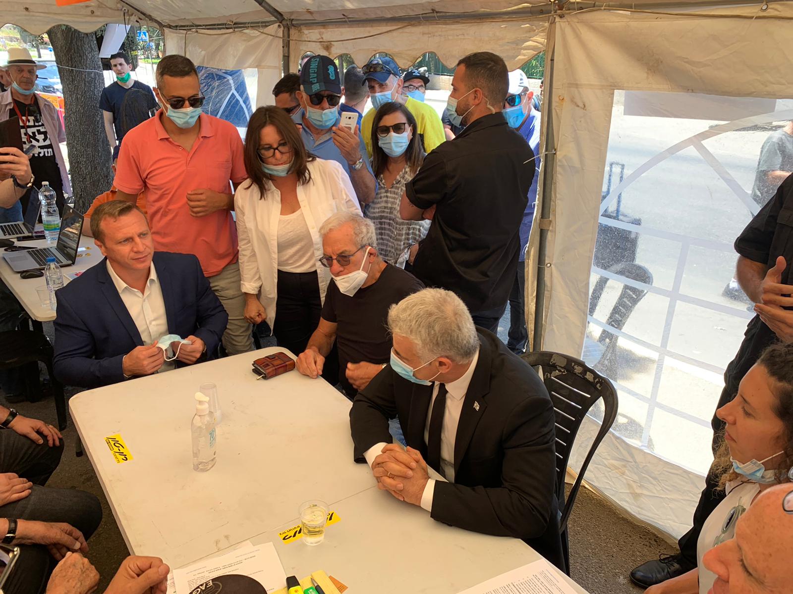 יאיר לפיד באוהל המחאה. צילום: המטה להצלת תיירות 