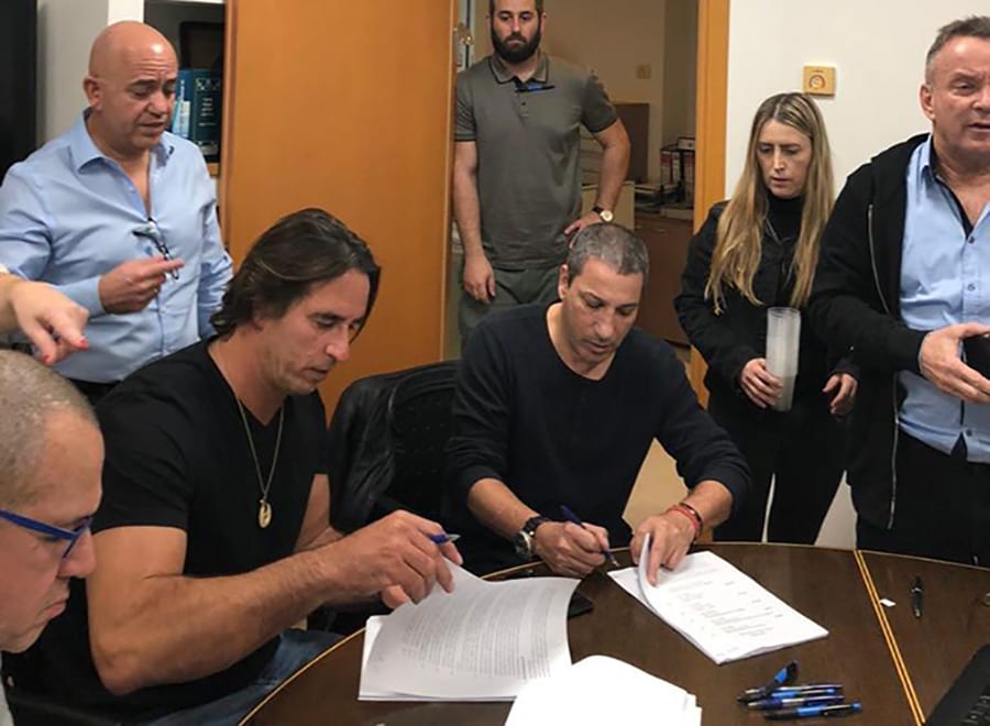 כך זה נראה בינואר: ארז שמול וירון לוי חותמים על הסכם מכירת אמקס לתלמה. צילום: יחצ