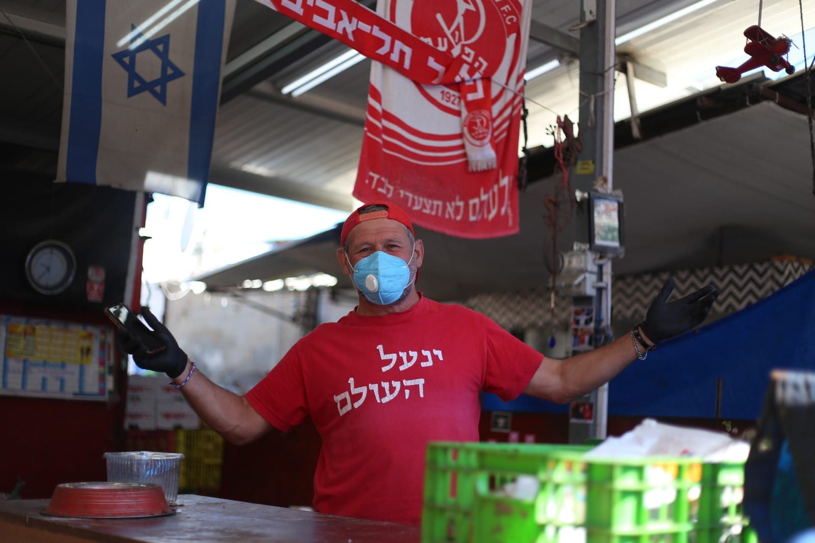 "באנו לשוק הבוקר אבל פקחים של העירייה אמרו לנו שייקח עוד יומיים שלושה עד שאפשר יהיה לפתוח". מוכר בשוק הכרמל המכונה "ינעל העולם". צילום: נטע גפנ?