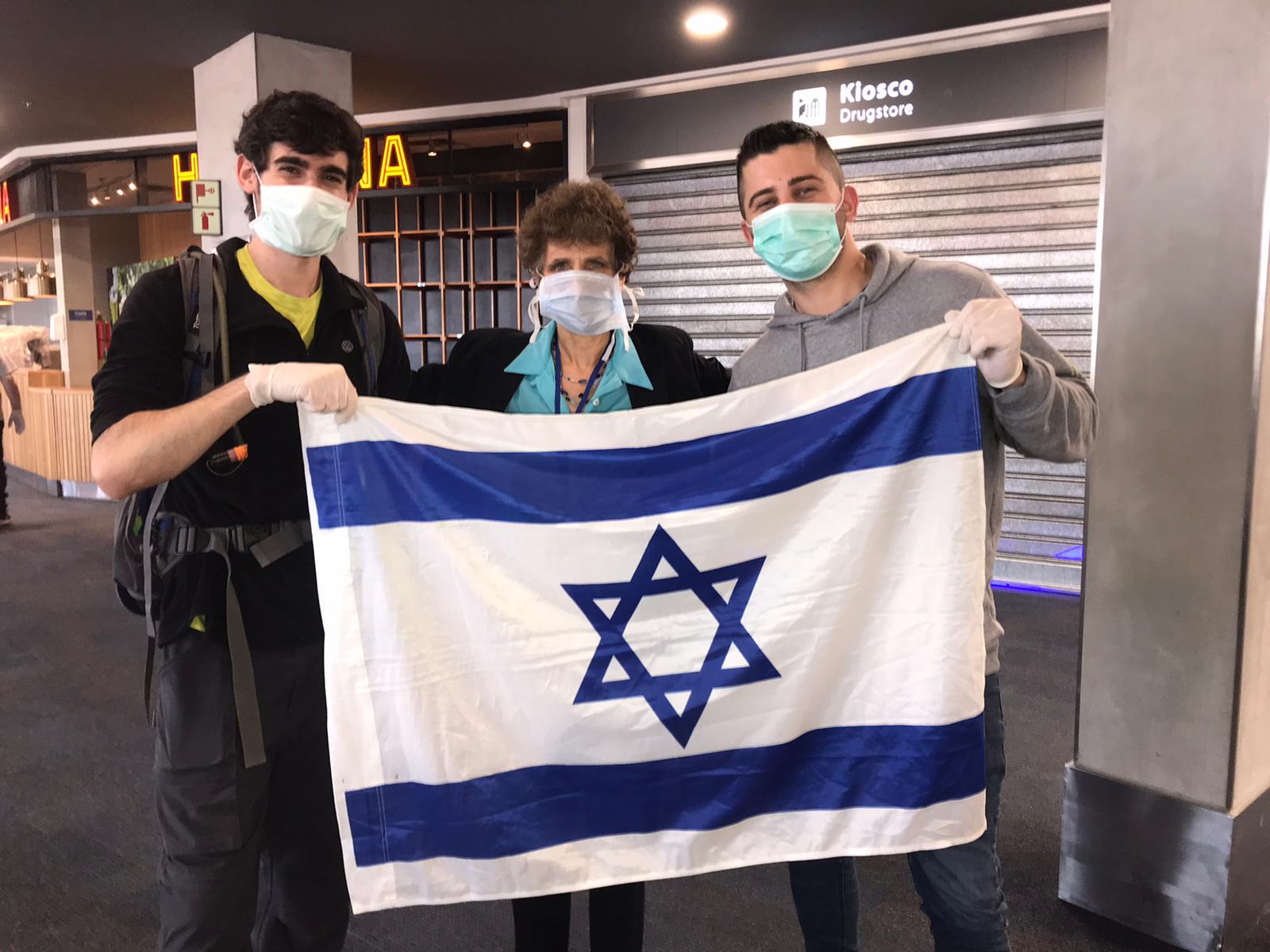 שגרירת ישראל בארגנטינה גלית רונן והישראלים. צילום באדיבות אמסלם