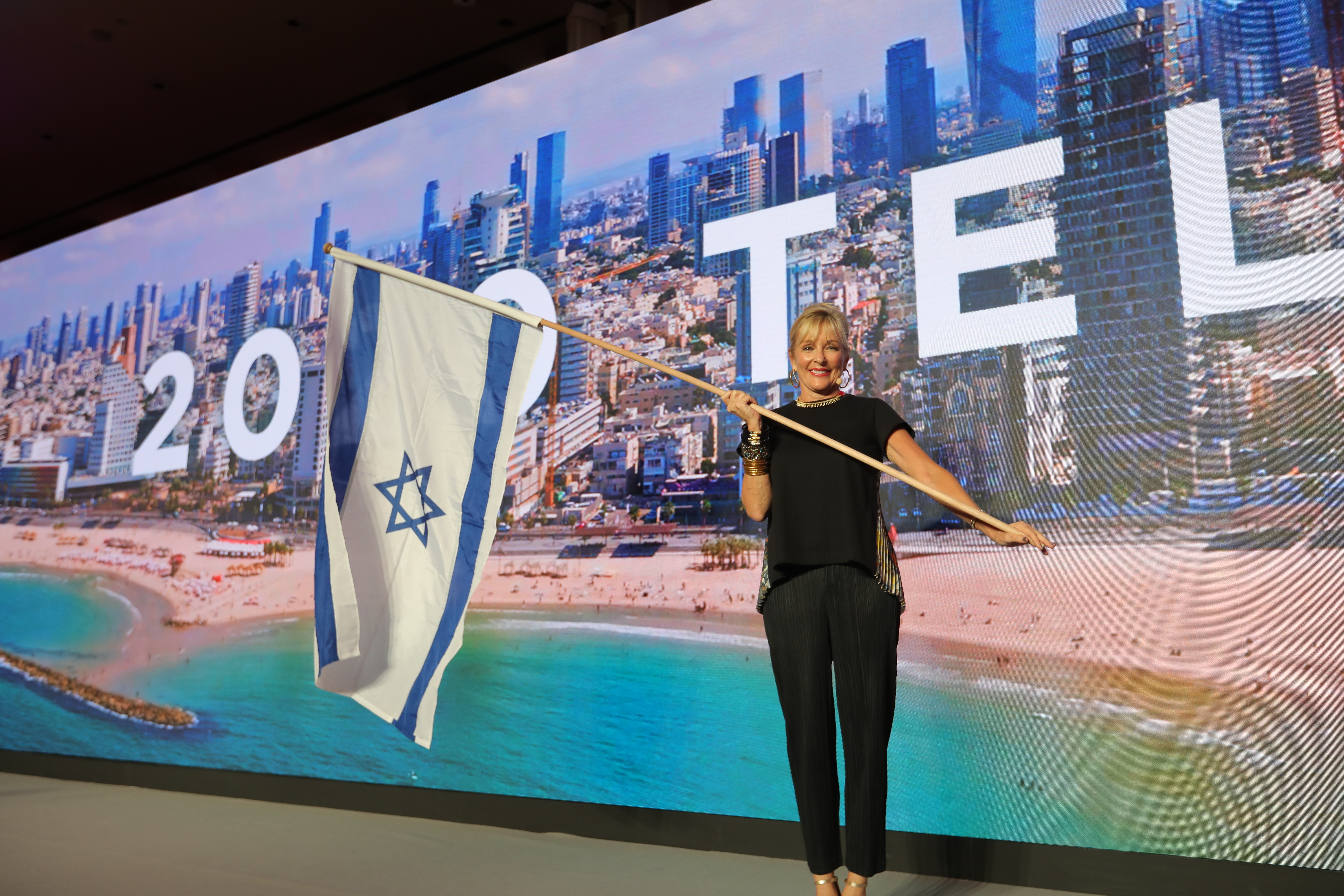 מעבירים את דגל הוועידה לתל אביב. צילום: GWS