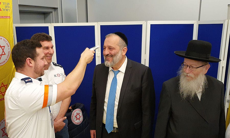יעקב ליצמן ואריה דרעי בעמדת מד"א בנתב"ג. צילום: דוברות מד"א