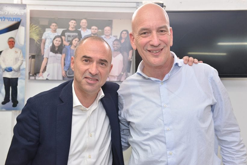 אמיר שוצמן, מנכ"ל תמ"מ עם גונן אוסישקין, מנכ"ל אל על לשעבר. צילום: אילן חתוכה