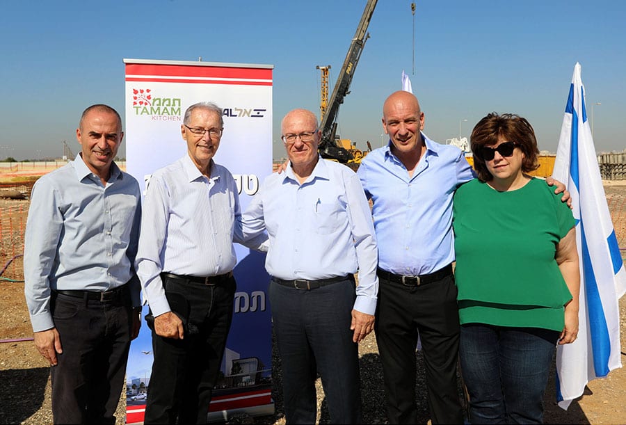 מימין: תמי מוזס, בעלת השליטה באל על, אמיר שוצמן, מנכ"ל תממ, יו"ר אל על, אלי דפס, מנכ"ל רש"ת, יעקב גנות ומנכ"ל אל על, גונן אוסישקין. צילום: יחצ