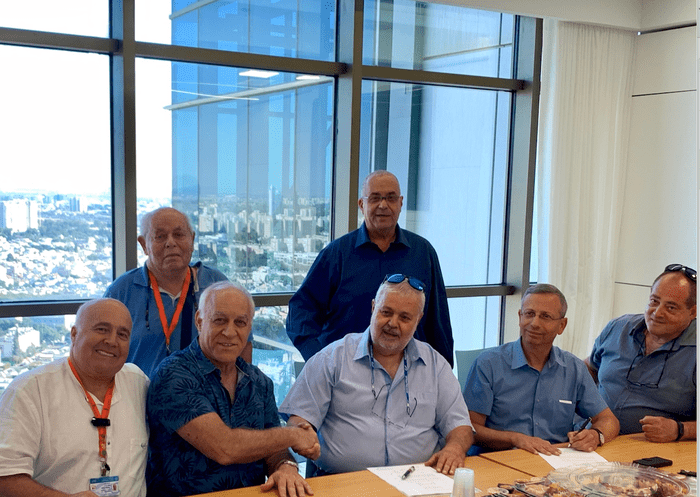 יו״ר הלשכה דני אמיר ונציגים מהנהלת הלשכה והנהלת האגודה במעמד החתימה הסופי. צילום: לשכת מארגני התיירות|מנכ״ל הלשכה יוסי פתאל ויו״ר האגודה בנ?